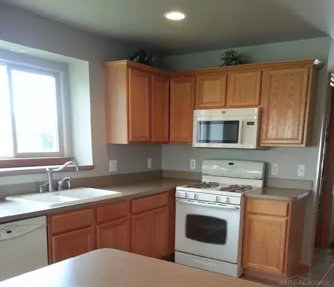 51328 Hook, Macomb, MI 48042 photo 5