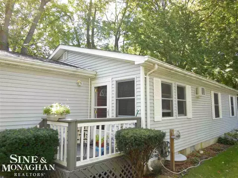 725 Washington, Algonac, MI 48001 photo 2