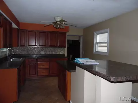 877 Addison, Adrian, MI 49221 photo 10