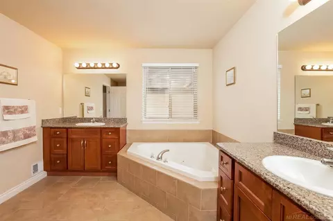 20820 Stalybridge, Macomb, MI 48044 photo 26