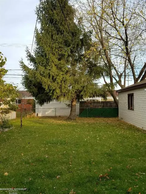 22064 Schroeder, Eastpointe, MI 48021 photo 2