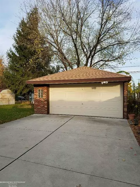 22064 Schroeder, Eastpointe, MI 48021 photo 4