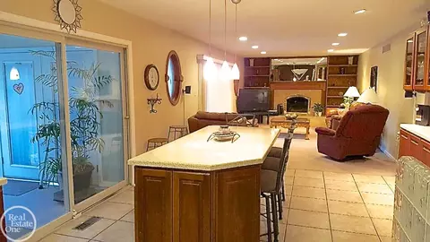 2290 Chicago, Warren, MI 48092 photo 4