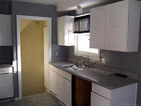 23082 Normandy, Eastpointe, MI 48021 photo 4