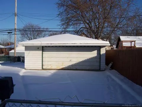 23082 Normandy, Eastpointe, MI 48021 photo 2