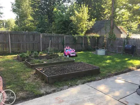 9300 Maple, Algonac, MI 48001 photo 2