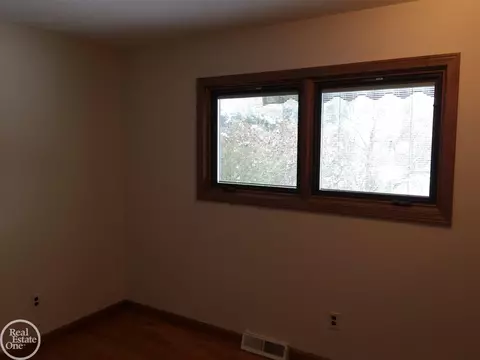 31329 Acton, Warren, MI 48092 photo 21
