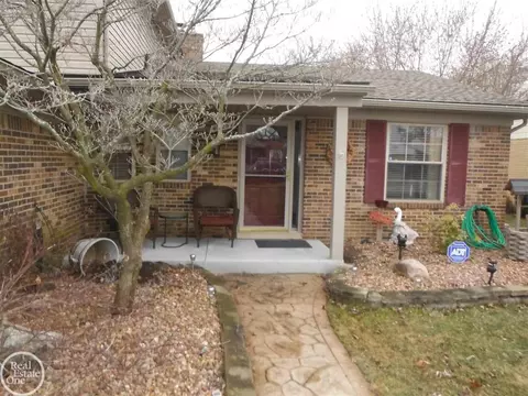 47057 Susan, Macomb, MI 48044 photo 2