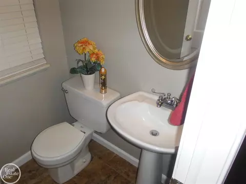 47057 Susan, Macomb, MI 48044 photo 12