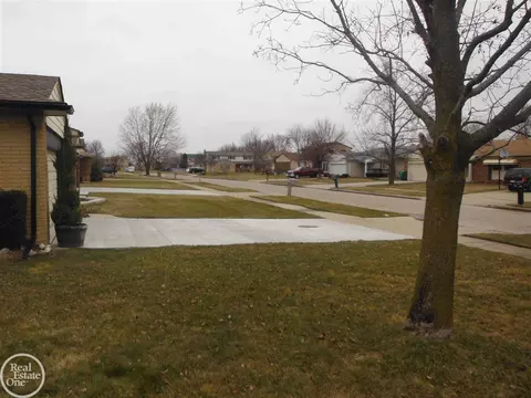 47057 Susan, Macomb, MI 48044 photo 3