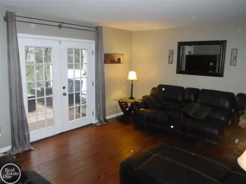 47057 Susan, Macomb, MI 48044 photo 24