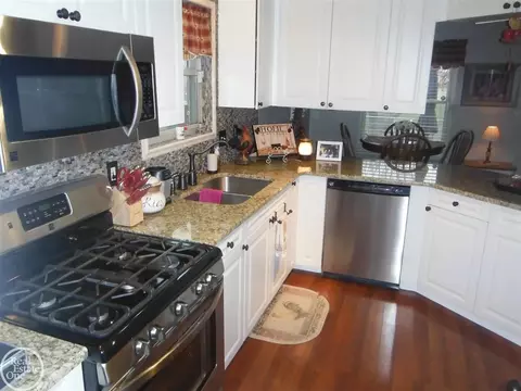 47057 Susan, Macomb, MI 48044 photo 16