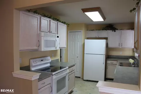16453 Chatham, Macomb, MI 48044 photo 4