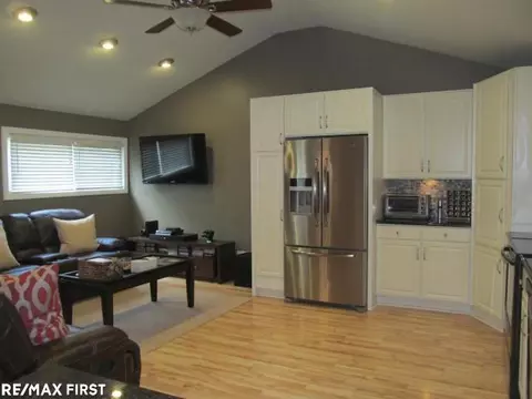 45258 Deneweth, Macomb, MI 48042 photo 5