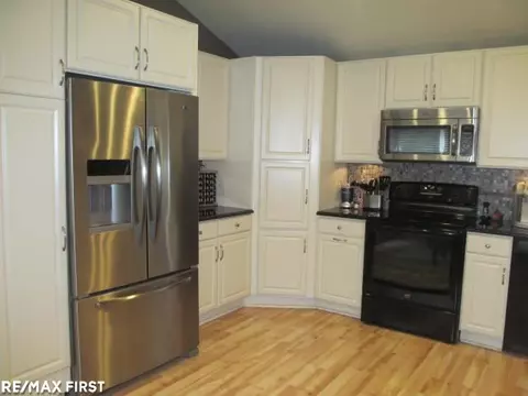 45258 Deneweth, Macomb, MI 48042 photo 8