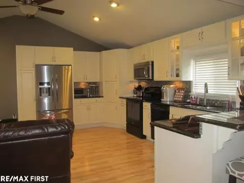 45258 Deneweth, Macomb, MI 48042 photo 6