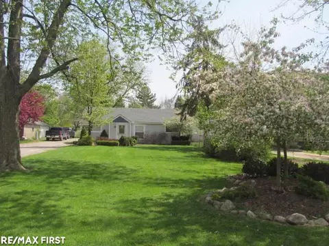 45258 Deneweth, Macomb, MI 48042 photo 1