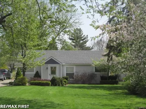 45258 Deneweth, Macomb, MI 48042 photo 2