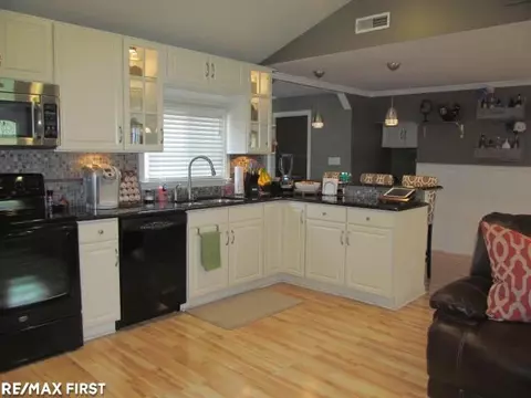 45258 Deneweth, Macomb, MI 48042 photo 7