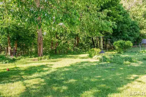 962 Vine, Adrian, MI 49221 photo 7