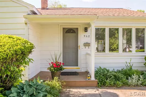 962 Vine, Adrian, MI 49221 photo 4