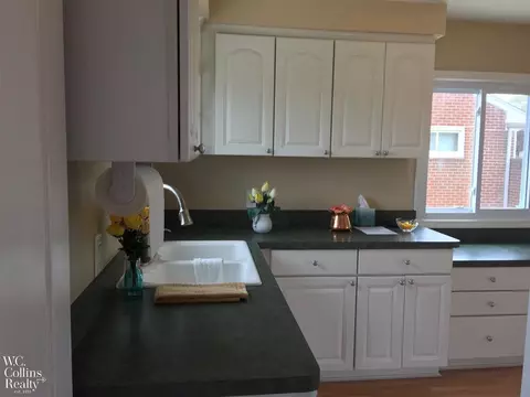 31200 Lyons Cir E, Warren, MI 48092 photo 10