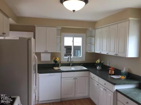 31200 Lyons Cir E, Warren, MI 48092 photo 9