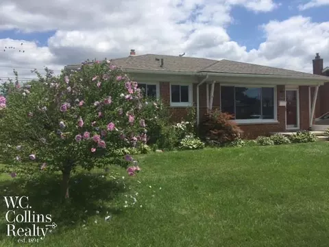 31200 Lyons Cir E, Warren, MI 48092 photo 2