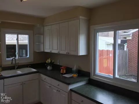 31200 Lyons Cir E, Warren, MI 48092 photo 11