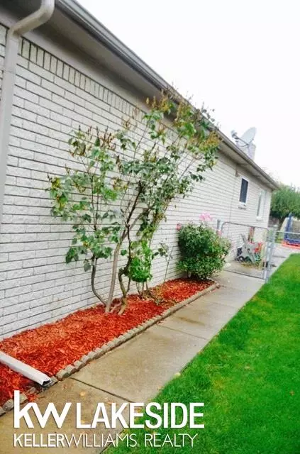 18275 Elm, Macomb, MI 48044 photo 5