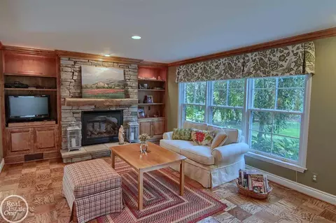 595 Thorn Tree, Grosse Pointe Woods, MI 48236 photo 3