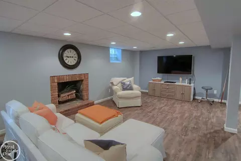 595 Thorn Tree, Grosse Pointe Woods, MI 48236 photo 30