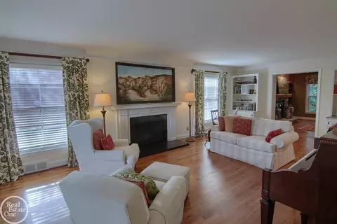 595 Thorn Tree, Grosse Pointe Woods, MI 48236 photo 2