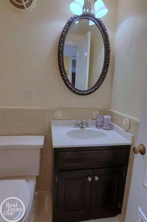 595 Thorn Tree, Grosse Pointe Woods, MI 48236 photo 9