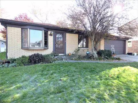 32362 Hampton Ct, Fraser, MI 48026 photo 2