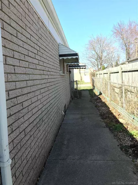 27112 Bradner, Warren, MI 48088 photo 5