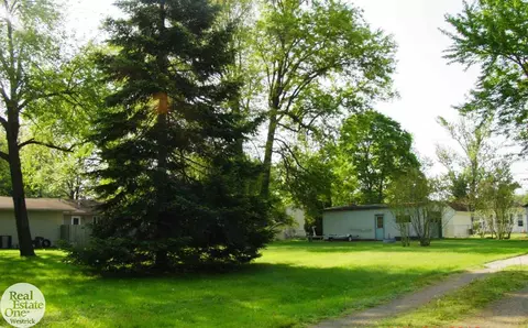 483 Maple, Algonac, MI 48001 photo 3
