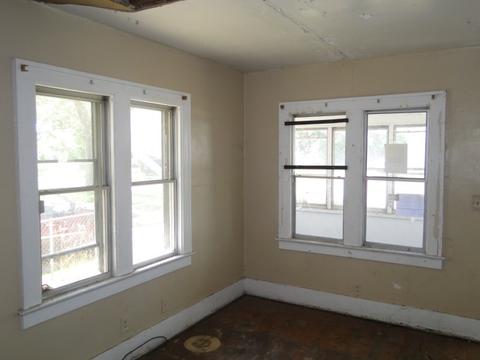 2706 Mackin Rd, Flint, MI 48504 photo 2