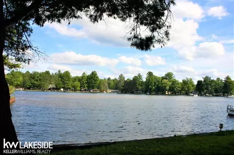 3338 E Pinecrest, Gladwin, MI 48624 photo 1