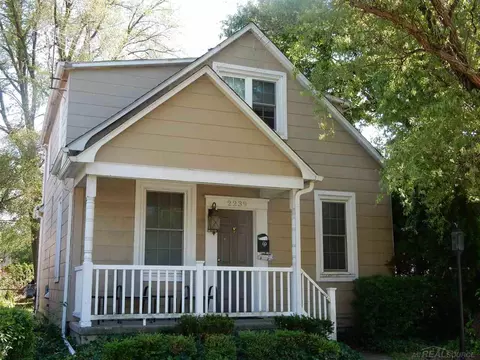 2239 Ridgemont, Grosse Pointe Woods, MI 48236 photo 1