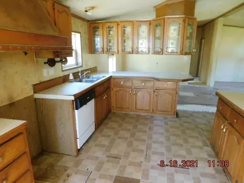 825 Eugene Ave, Jackson, MI 49203 photo 4