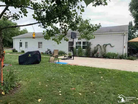 817 Harbor, Monroe, MI 48162 photo 2