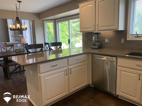 48372 Lafayette Dr, Macomb, MI 48044 photo 2