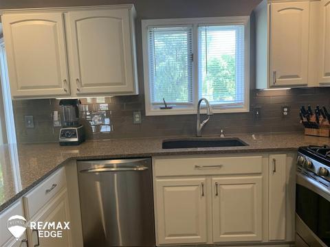 48372 Lafayette Dr, Macomb, MI 48044 photo 3