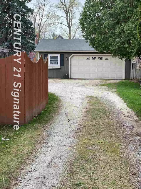 306 E Maple, Holly, MI 48442 photo 4