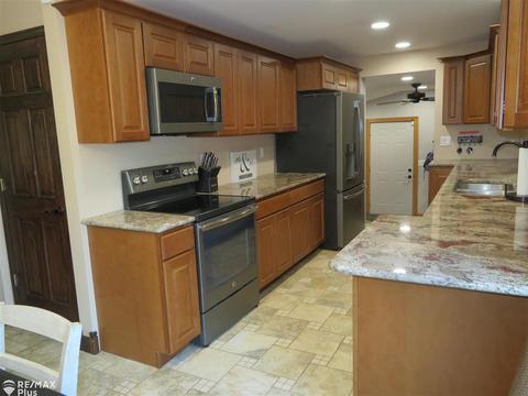 9063 Coughlin Dr, Davison, MI 48423 photo 2