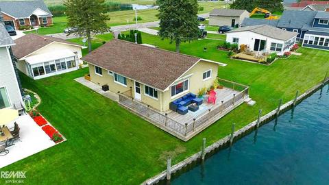 10081 St John Dr, Algonac, MI 48001 photo 1