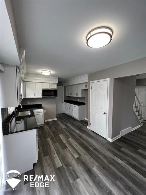 1393 Williamsburg, Flint, MI 48507 photo 5
