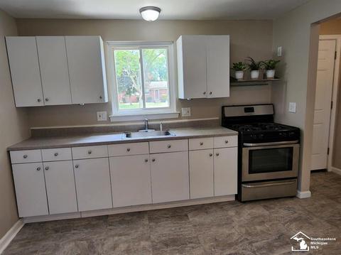 30546 Leroy St, Romulus, MI 48174 photo 3
