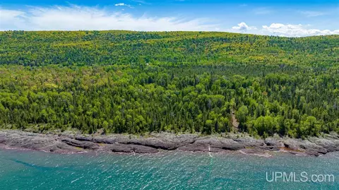 16 Harbor Street, Copper Harbor, MI 49918